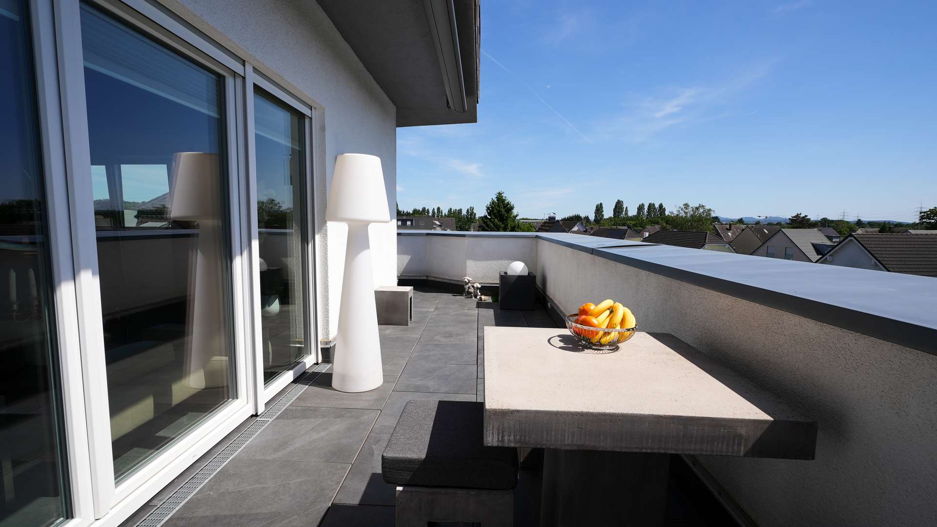 Exklusiv möbliertes Penthouse mit 2 TG-Stellplätzen und barrierefreiem Zugang