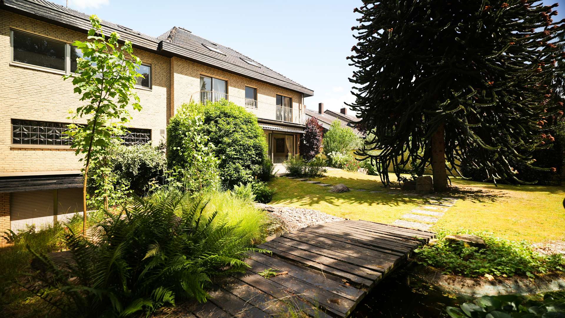 Außergewöhnliches Anwesen mit Galerie, separatem Bürotrakt und Garten nach dem Vorbild des Japanischen Gartens